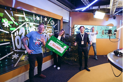 01 vlnr Knoll Hiller Trau Kratky bei Scheckuebergabe c mila zytka