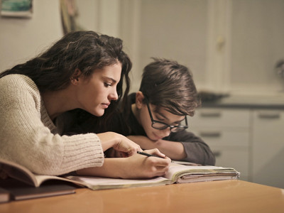 Bild 02: Mütter unterstützen meistens beim Lernen © Pexels/Andrea Piacquadio