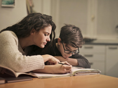 Bild 02: Mütter unterstützen meistens beim Lernen © Pexels/Andrea Piacquadio