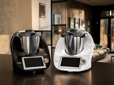02 Thermomix TM6 Limited Edition in Diamantschwarz mit dem Thermomix TM6 in Weiß c Vorwerk