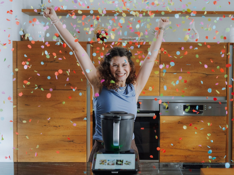 Frau feiert die festliche Zeit mit dem Thermomix TM7