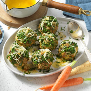 Schwarzbrotknödel mit Käse und Wurzelgemüse