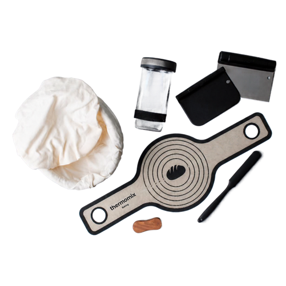 Thermomix Backset mit Teigmatte Gärungsstoff Teigschaber Spatel Behälter und Brotmesser flach angeordnet