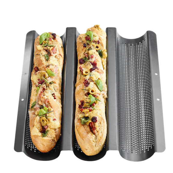 Antihaft Baguette Backblech mit zwei gebackenen Baguettes belegt mit Kräutern Oliven und Gemüse