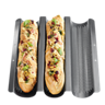 Antihaft Baguette Backblech mit zwei gebackenen Baguettes belegt mit Kräutern Oliven und Gemüse