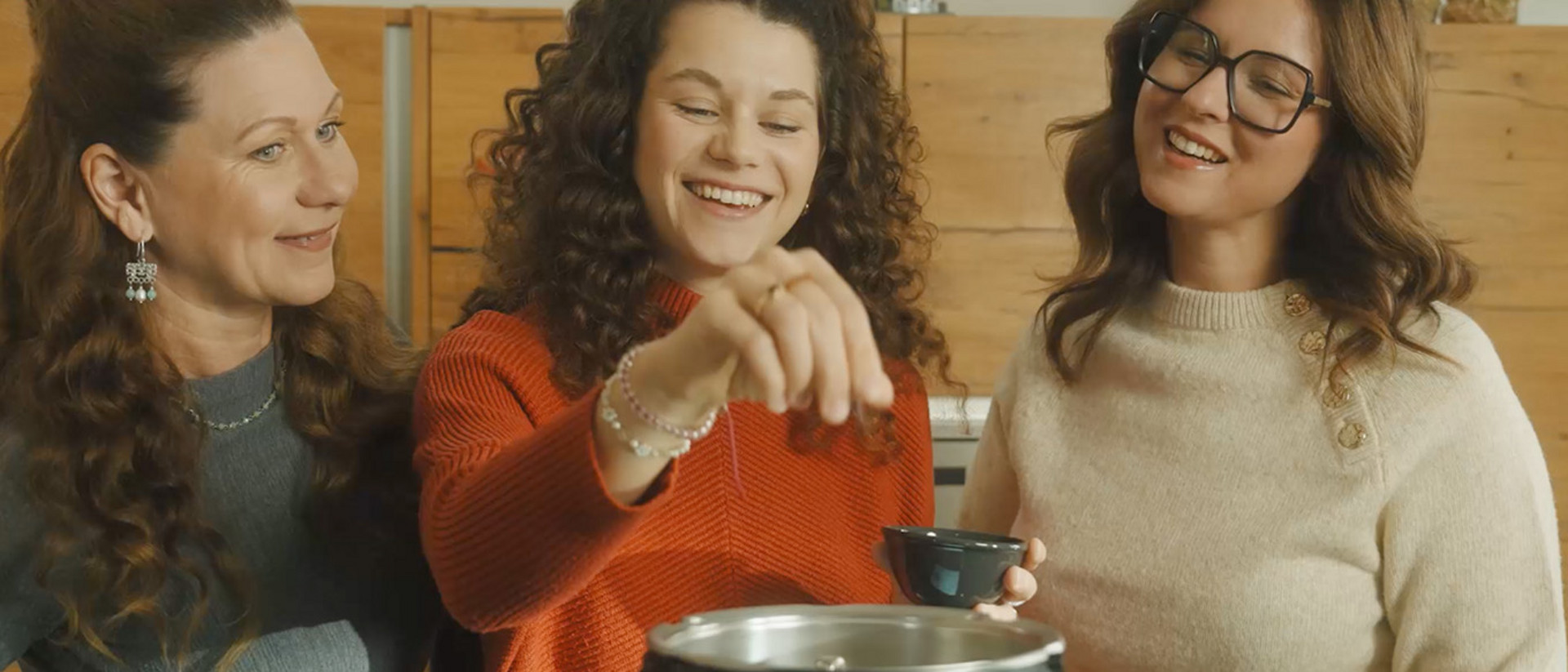 Frauen kochen mit Thermomix® festliche Köstlichkeiten