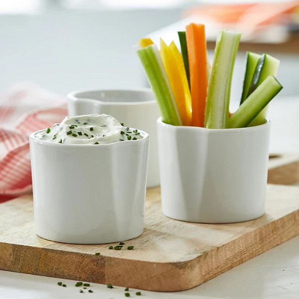 Con le Cocottine di ceramica per Varoma puoi portare un tocco di raffinatezza e originalità in cucina. Questi piccoli capolavori, dal design elegante, trasformano ogni ricetta in un’esperienza gourmet, dall’antipasto al dolce. La forma leggermente concava permette alle cocottine di incastrarsi perfettamente tra loro, ottimizzando lo spazio all’interno del Varoma e donando un aspetto sofisticato alle tue preparazioni. Realizzate in ceramica di alta qualità, sono resistenti al calore e garantiscono una cottura uniforme: perfette per esaltare la magia della cucina a vapore e delle preparazioni multilivello di Bimby, possono essere utilizzate anche come monoporzione. Puoi sbizzarrirti con muffin soffici, tortini dal cuore morbido, mini-cheesecake o antipasti raffinati, dando libero sfogo alla tua fantasia e stupendo i tuoi ospiti con presentazioni impeccabili.