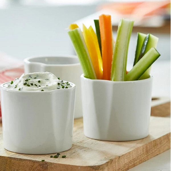 Con le Cocottine di ceramica per Varoma puoi portare un tocco di raffinatezza e originalità in cucina. Questi piccoli capolavori, dal design elegante, trasformano ogni ricetta in un’esperienza gourmet, dall’antipasto al dolce. La forma leggermente concava permette alle cocottine di incastrarsi perfettamente tra loro, ottimizzando lo spazio all’interno del Varoma e donando un aspetto sofisticato alle tue preparazioni. Realizzate in ceramica di alta qualità, sono resistenti al calore e garantiscono una cottura uniforme: perfette per esaltare la magia della cucina a vapore e delle preparazioni multilivello di Bimby, possono essere utilizzate anche come monoporzione. Puoi sbizzarrirti con muffin soffici, tortini dal cuore morbido, mini-cheesecake o antipasti raffinati, dando libero sfogo alla tua fantasia e stupendo i tuoi ospiti con presentazioni impeccabili.