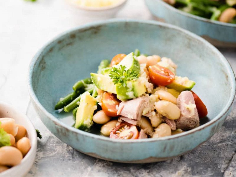 Insalata di legumi, tonno e avocado