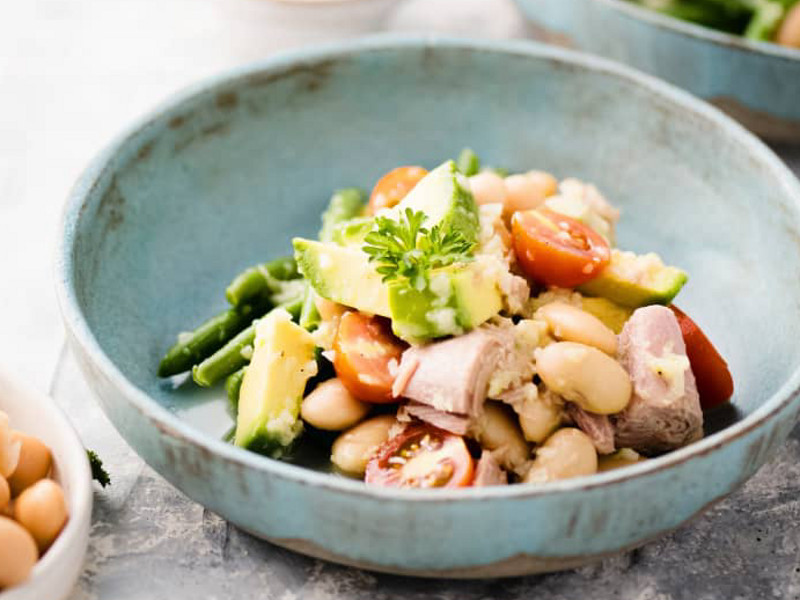 Insalata di legumi, tonno e avocado