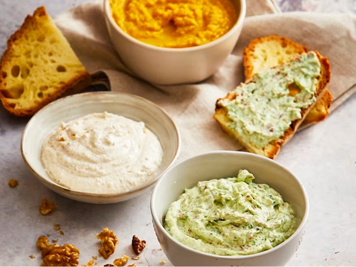 La ricetta del tris di salse per aperitivo propone tre creme sfiziose.