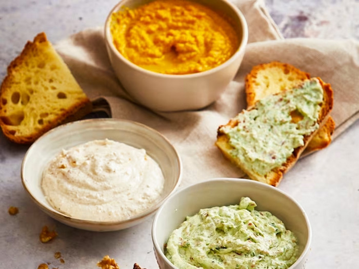 La ricetta del tris di salse per aperitivo propone tre creme sfiziose.