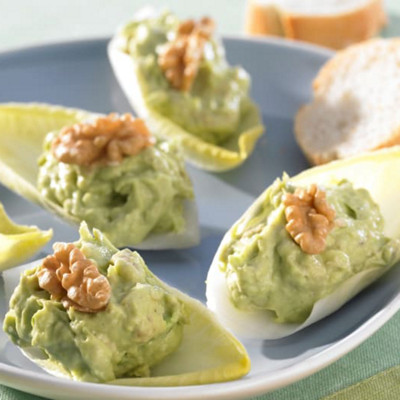 Avocadodip auf Chicorée