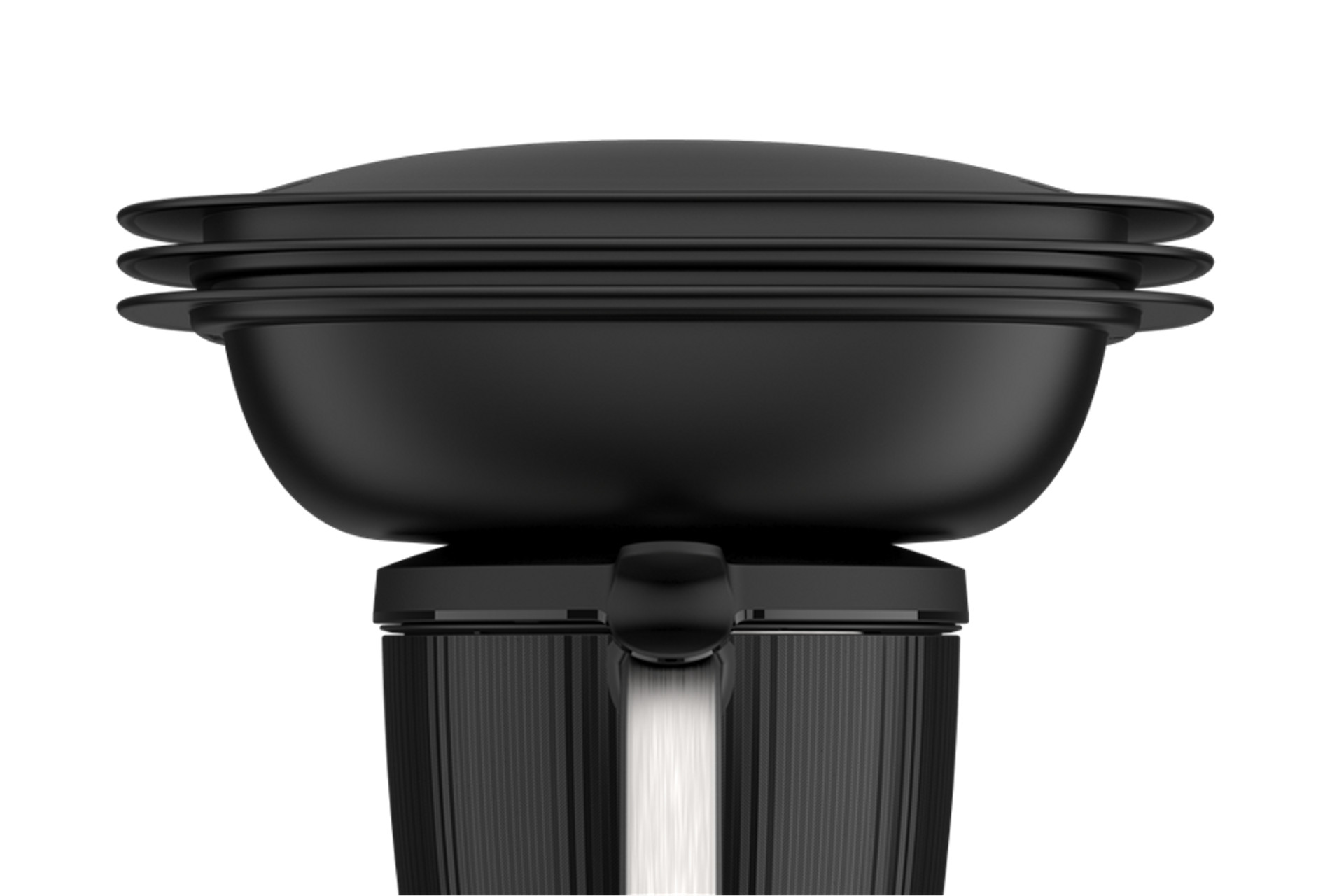 Nahaufnahme Thermomix® TM7 mit schwarzem Varoma, Oberteil des Geräts sichtbar.