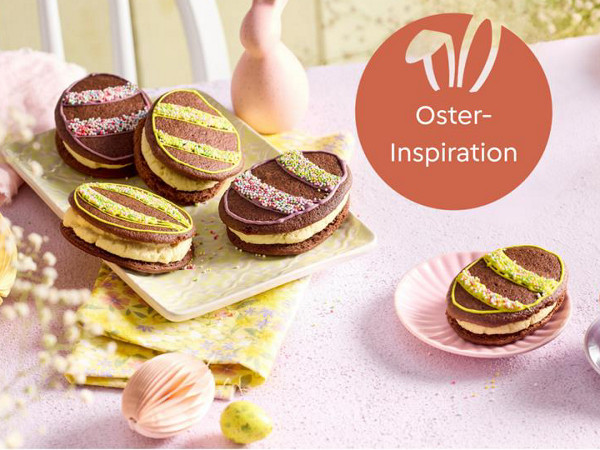 Osterkekse auf Tisch mit Osterdekoration