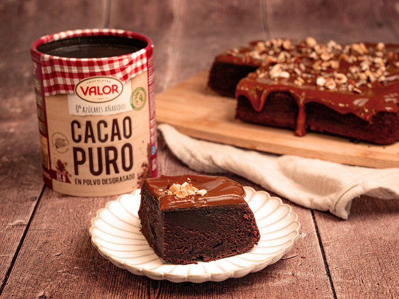 BIZCOCHO DE CHOCOLATE, DULCE DE LECHE Y NUECES