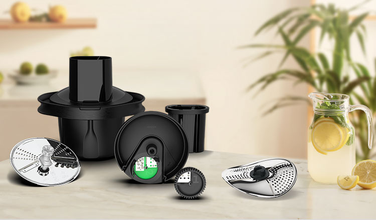Bimby Affettatutto Plus per Bimby TM7 + Copri Lame e Pelapatate Bimby: due accessori complementare che rendono ogni preparazione in cucina più precisa e veloce.