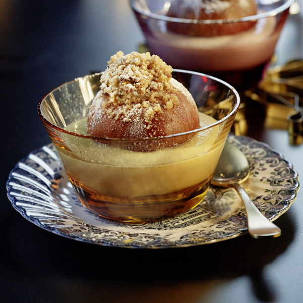 Bratäpfel mit Marzipan-Nussfüllung und Vanillesauce