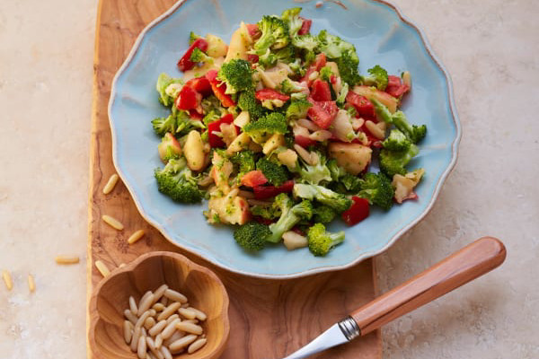 Brokkolisalat mit Pinienkernen