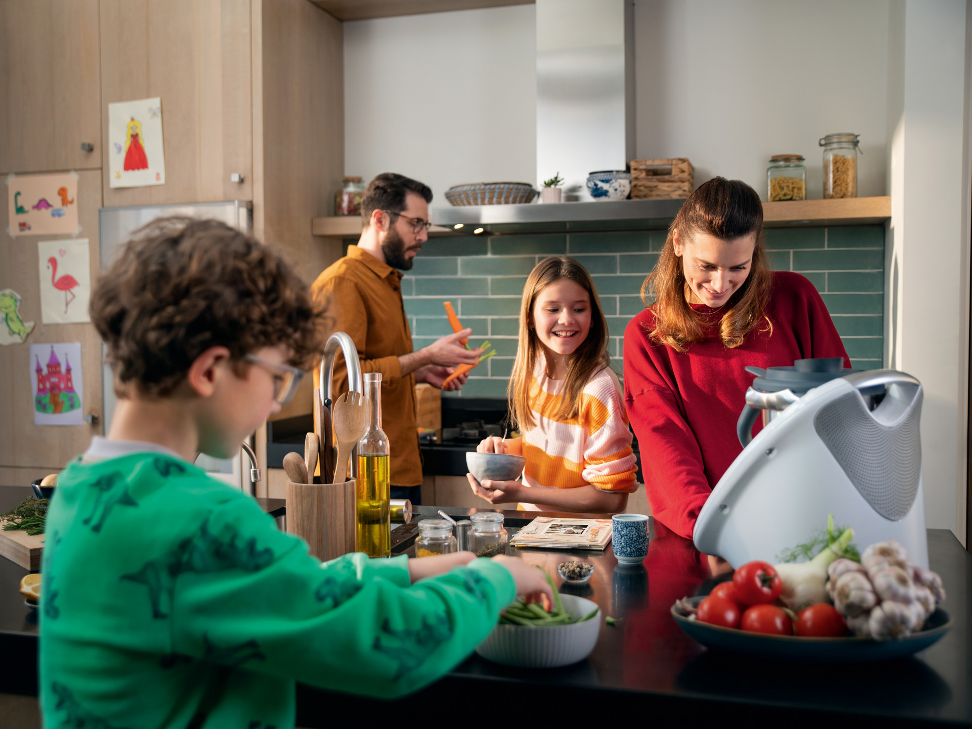 famille à table entrain de cuisiner au Thermomix