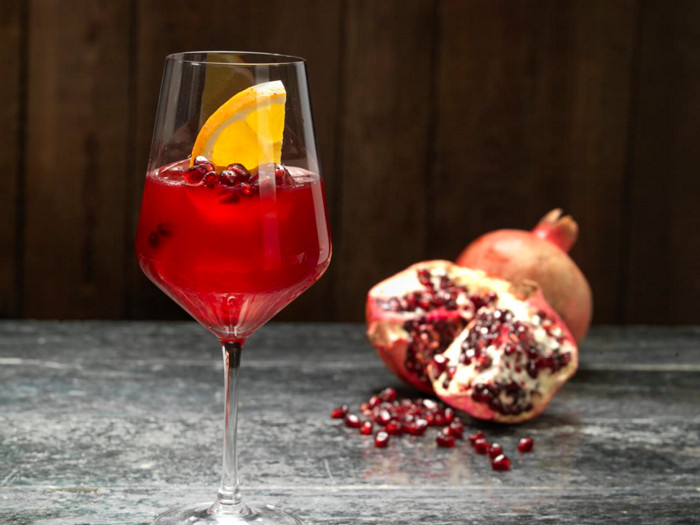 Lo Spritz al melograno è un'ottima scelta come aperitivo festivo per il cenone di Capodanno
