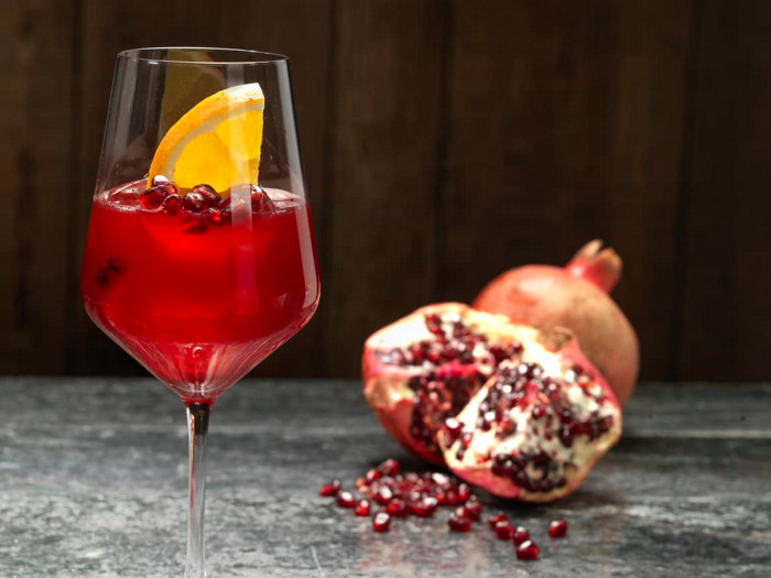 Lo Spritz al melograno è un'ottima scelta come aperitivo festivo per il cenone di Capodanno