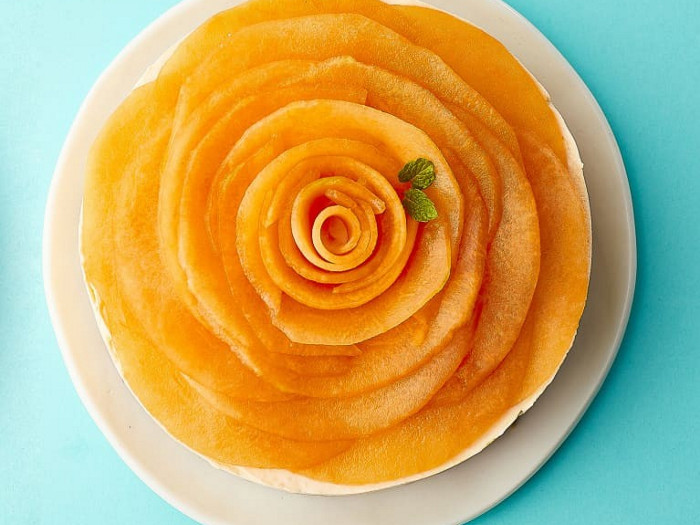 La cheesecake al melone è il dessert ideale per concludere una cena estiva in giardino.