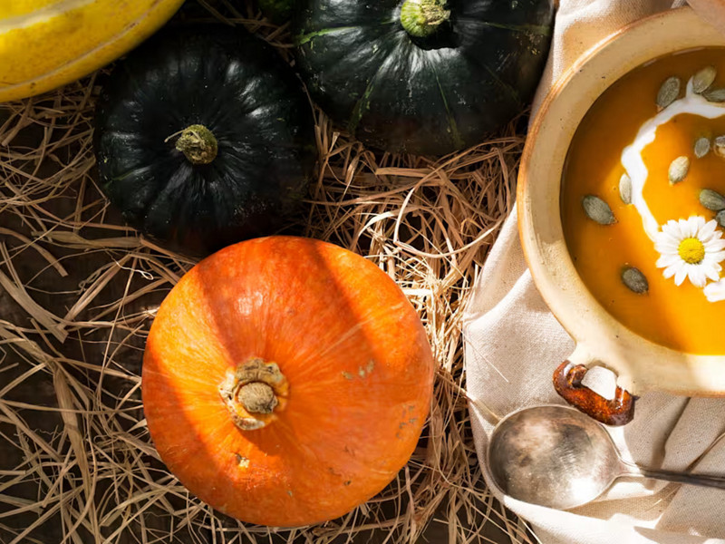 Scopri quali sono i cibi autunnali da portare in tavola e perché fanno bene.