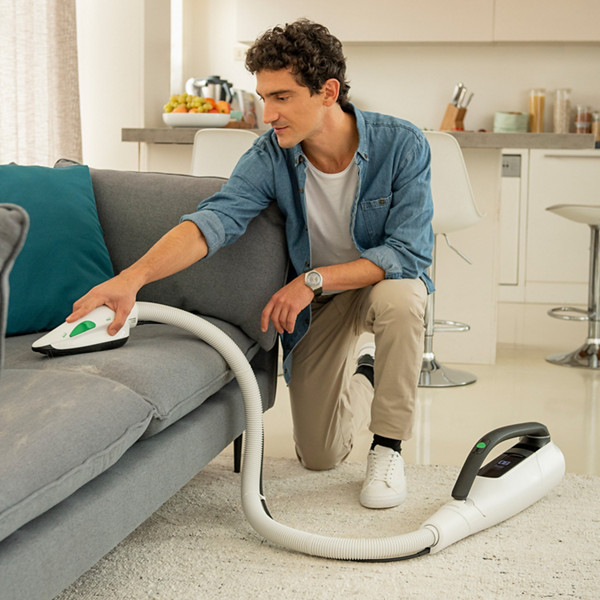 Come pulire un divano in tessuto: metodi facili e veloci