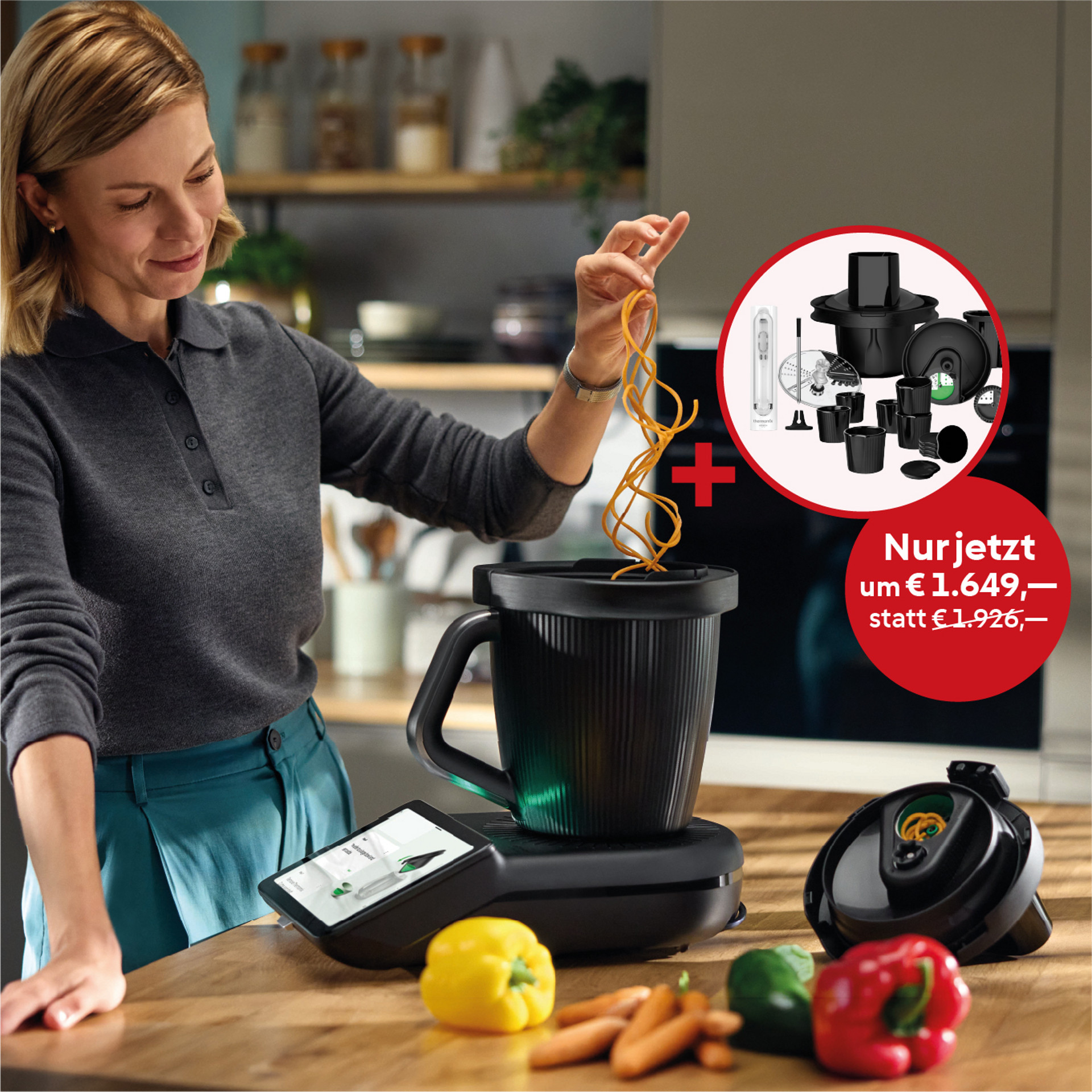 Frau nutzt Thermomix® TM7 mit Gemüse; Thermomix® TM7 Gemüse Styler und Sensor als Aktionspaket hervorgehoben.