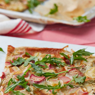 Flammkuchen mit Rhabarber und Gorgonzola