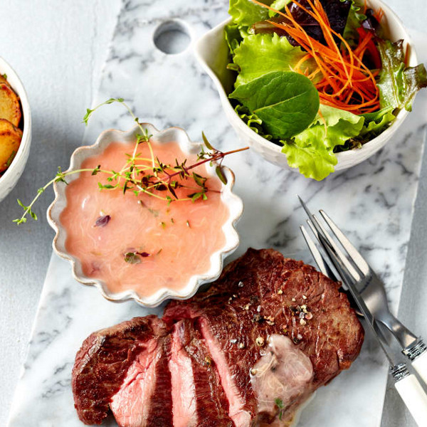 Rindersteaks mit Rhabarber-Rosé-Sauce