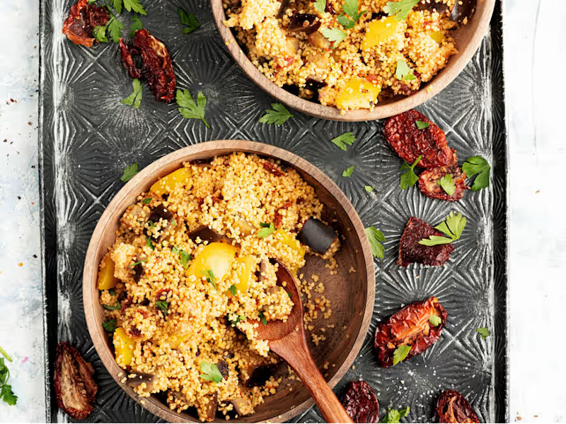 Insalata di cous cous con melanzane e peperoni.