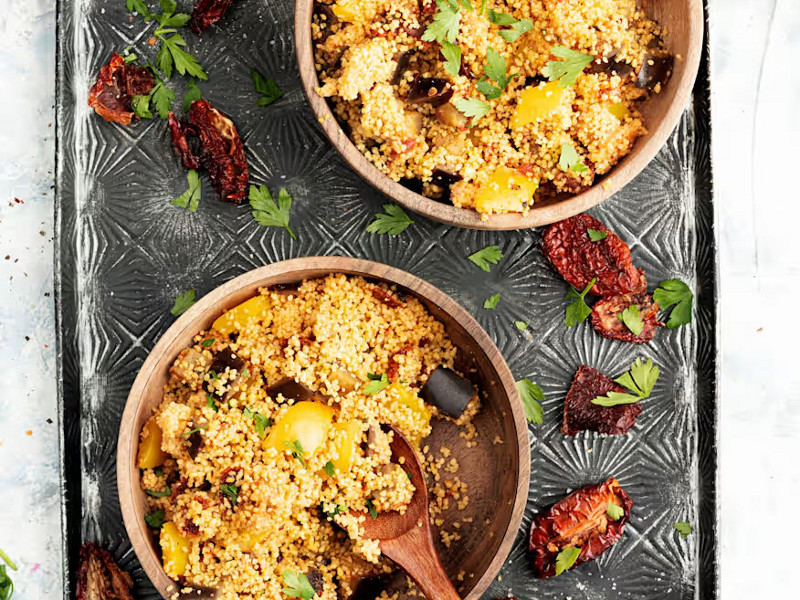 Insalata di cous cous con melanzane e peperoni.