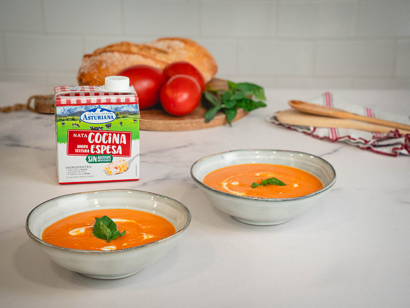 Crema de tomate con Nata de cocina textura espesa Central Lechera Asturiana