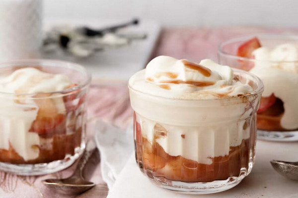 Crema al mascarpone con mele insaporite