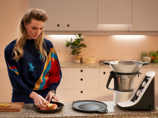 SabíasQue Thermomix® TM6 es el robot de cocina multifuncional con la más  alta calidad e innovación del mercado. Dispone de wifi integrado y acceso a  miles de recetas directamente desde su pantalla.