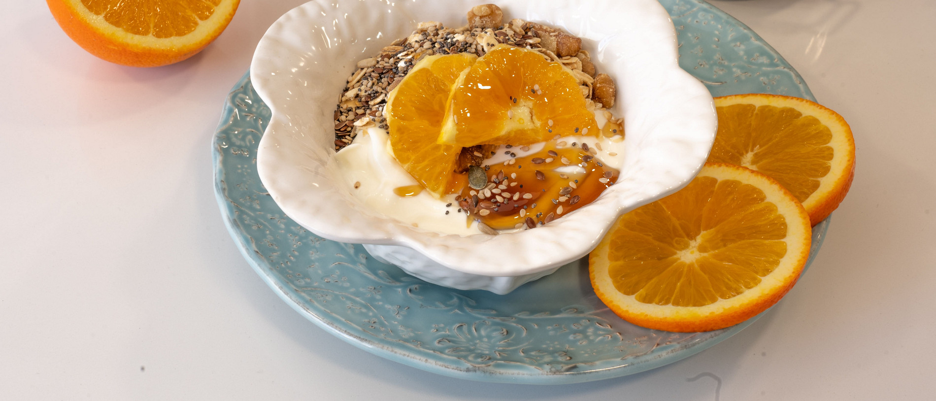 Bol de desayuno de naranja, miel y yogur