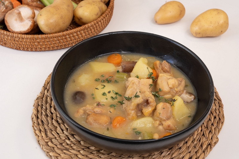 Cazuela de patatas con pollo