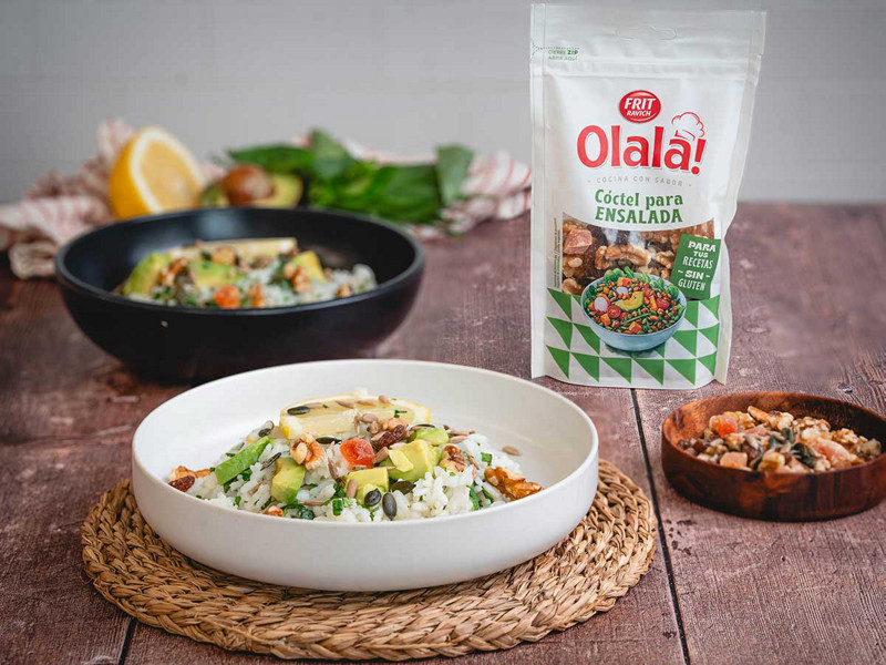 Ensalada de arroz con hierbas, cóctel para ensalada Frit Ravich y aguacate.