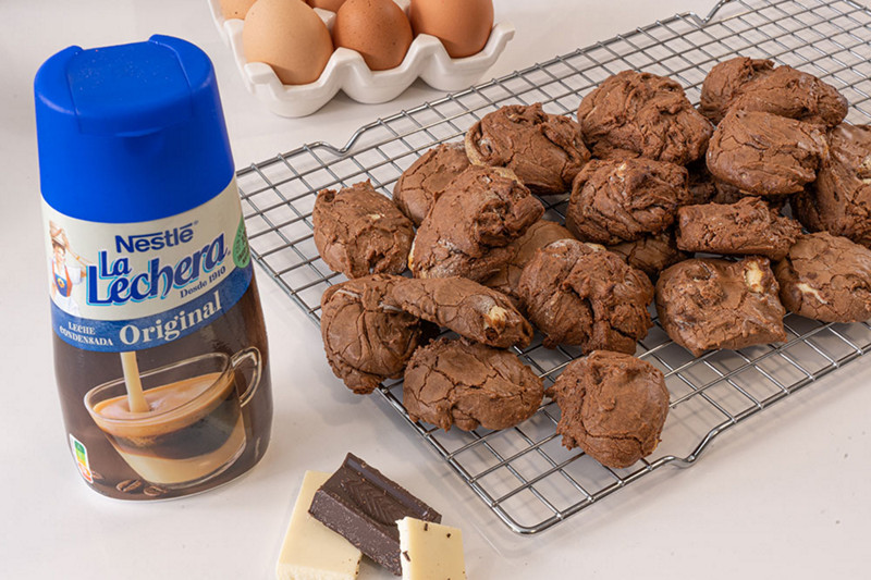 Galletas de leche condensada y dos chocolates