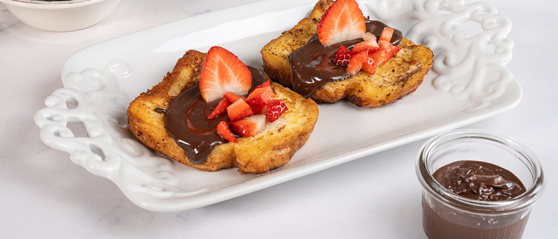 Torrijas con Leche Condensada La Lechera y salsa de chocolate negro