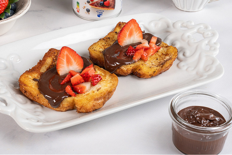 Torrijas con Leche Condensada La Lechera y salsa de chocolate negro