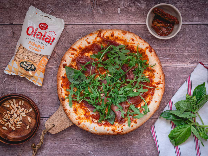Pizza con pesto rojo y piñones Frit Ravich.