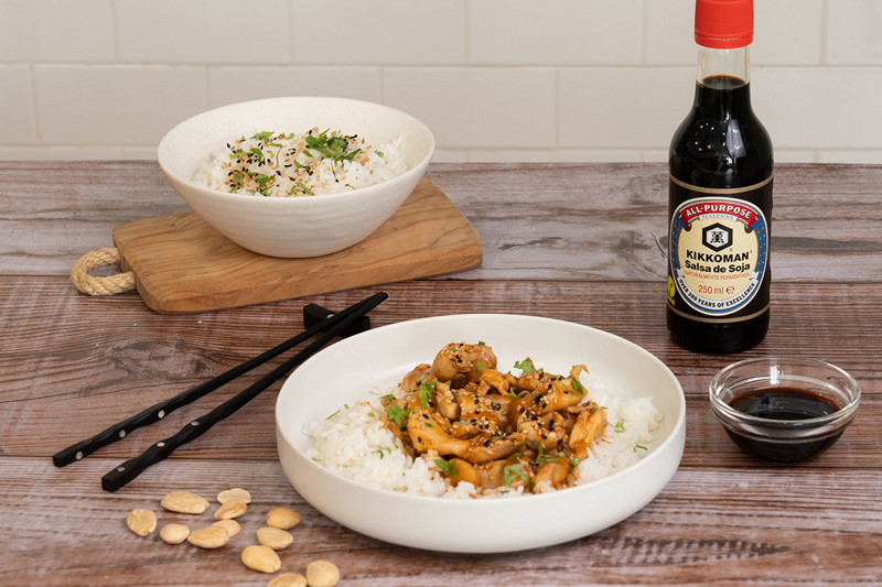 Pollo con almendras con Sonja kikkoman