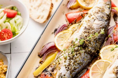 Lubina al horno al estilo italiano con dip de pimientos asados y ensalada de hinojo