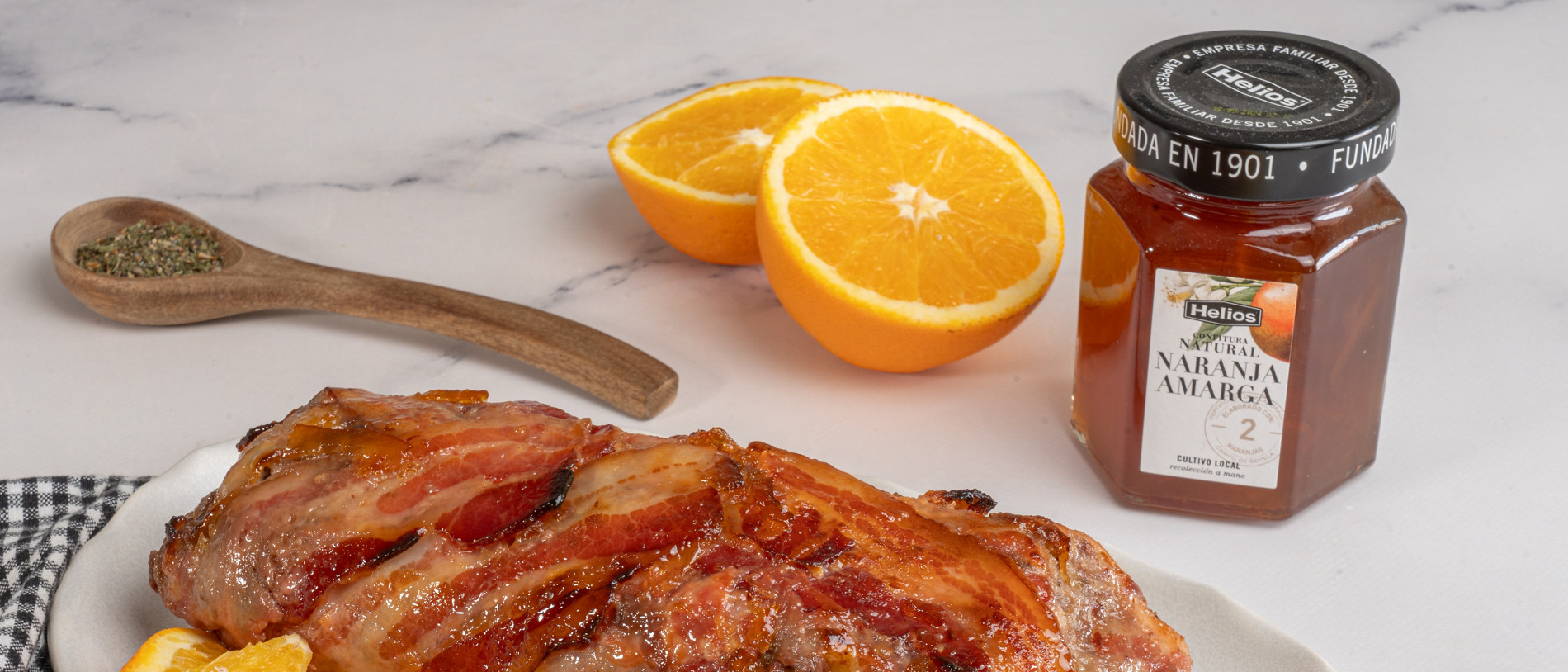 Rollo tres carnes con beicon caramelizado y confitura natural de naranja amarga helios