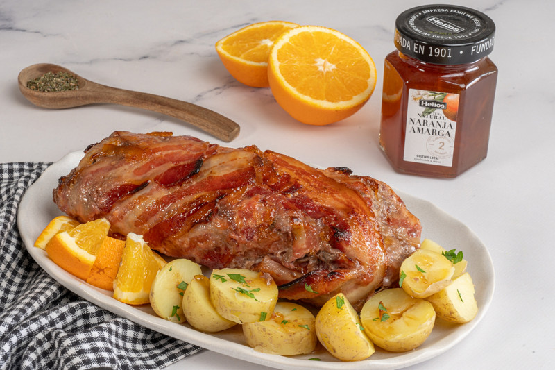 Rollo tres carnes con beicon caramelizado y confitura natural de naranja amarga helios
