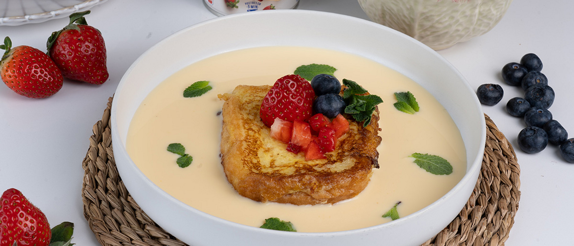 Torrijas de leche condensada La Lechera con fresa y crema inglesa