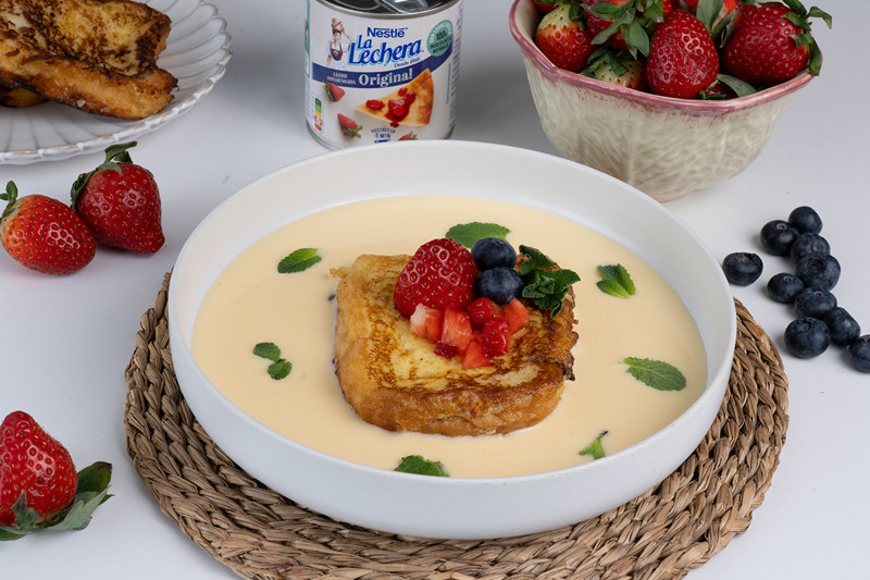 Torrijas de leche condensada La Lechera con fresa y crema inglesa